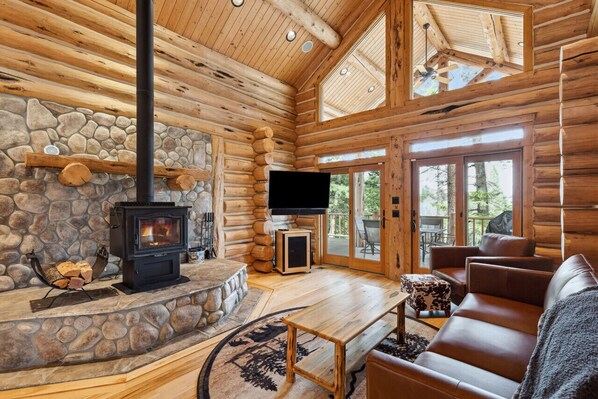 TV connectée, cheminée, chaßne hi-fi