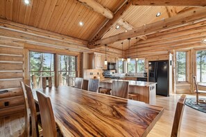 Dining - Sweathouse Creek  Lodge (Victor)