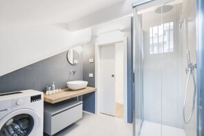 Dusche, Haartrockner, Bidet, Handtücher