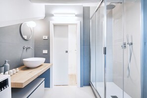 Shower, hair dryer, bidet, towels - Easylife - Modern apartment in Porta Venezia (Milano)