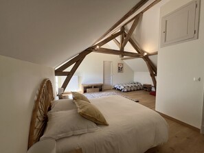 6 bedrooms, iron/ironing board, WiFi, bed sheets