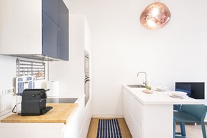 Fridge, microwave, oven, stovetop - Easylife-Bright apartment in the GaribaldiFS area (Milano)