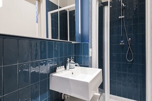 Shower, hair dryer, bidet, towels - Easylife-Bright apartment in the GaribaldiFS area (Milano)