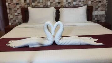 Con arredamento individuale, una scrivania, postazione laptop