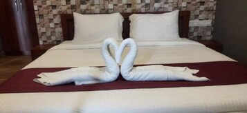 Muebles diferentes, escritorio y espacio para trabajar con laptop 