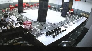 Un restaurant doté d’un long comptoir, de plusieurs tables et d’un ventilateur de plafond.