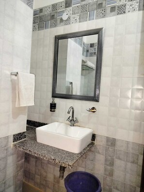 Habitación Deluxe | Baño | Ducha, toallas y papel higiénico