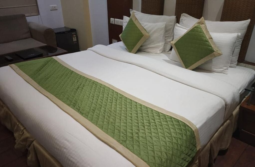 Una habitación de hotel con una cama, un escritorio y una silla.