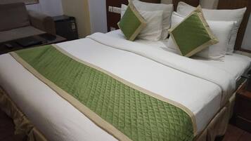 Una habitación de hotel con una cama, un escritorio y una silla.