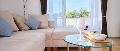 Departamento, balcón, vista al mar | Área de sala de estar | Smart TV