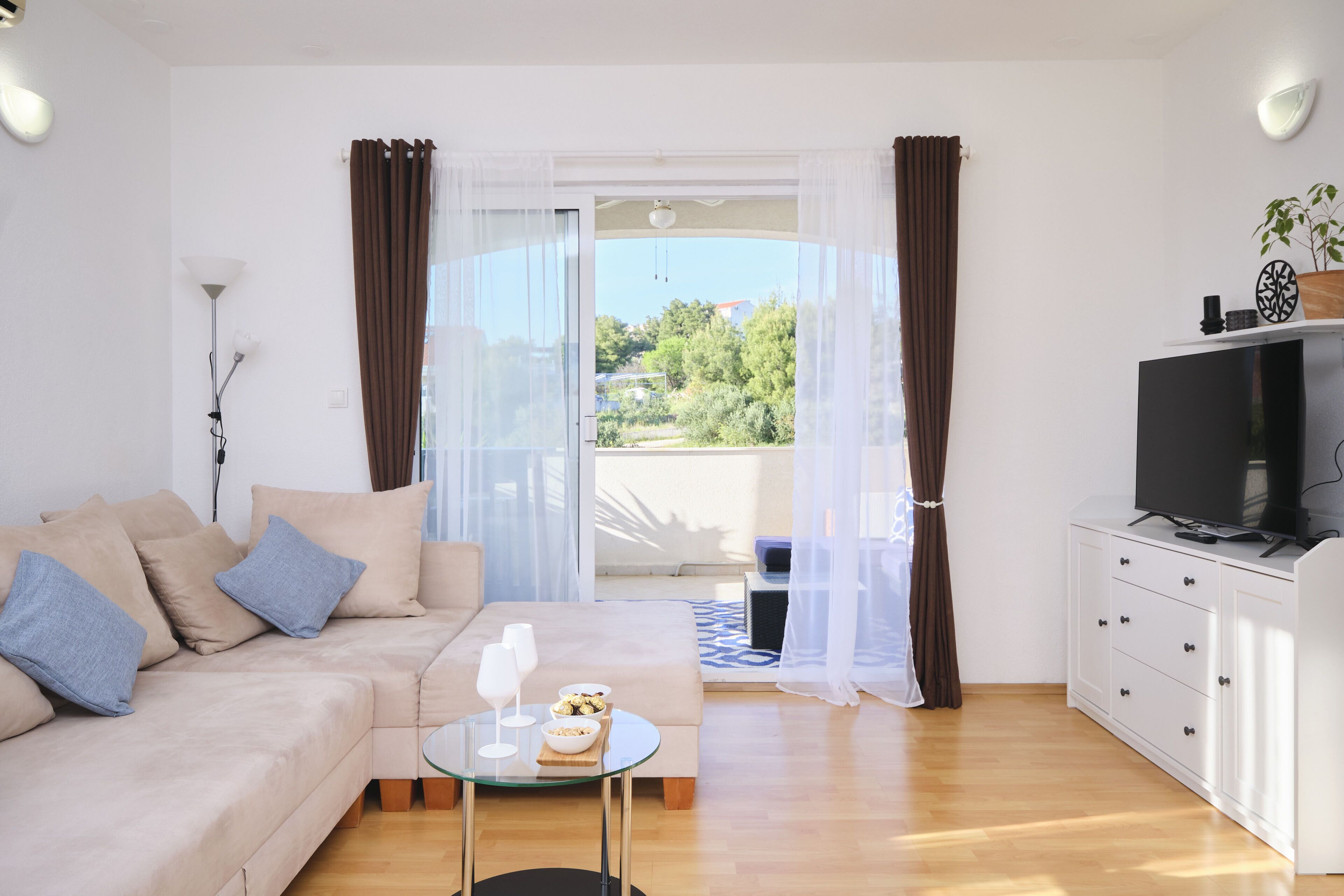 Huoneisto, parveke, merinäköala | Oleskelualue | Älytelevisio