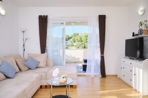 Apartment, Balcony, Sea View | Living area