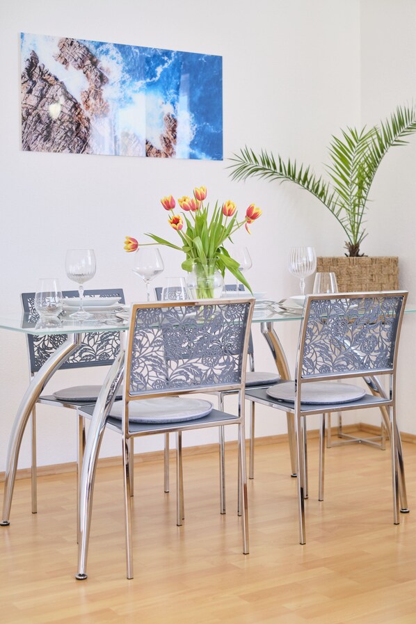 Apartment, Balcony, Sea View | Dining room