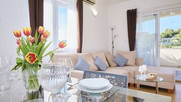 Apartment, Balkon, Meerblick | Esszimmer