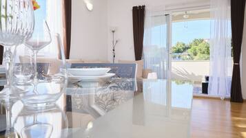 Apartment, Balkon, Meerblick | Esszimmer