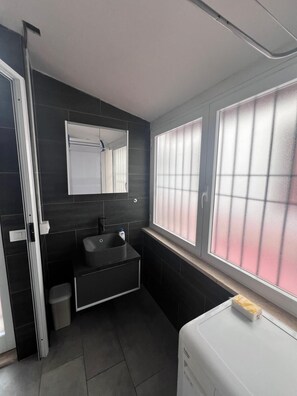 Shower, hair dryer, bidet, towels - Cozy apartment in the center (Livorno)