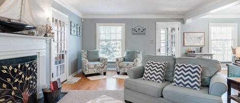 Televisión, chimenea, libros y oficina