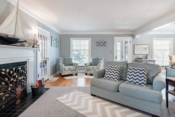 Télévision, cheminée, espaces bureaux