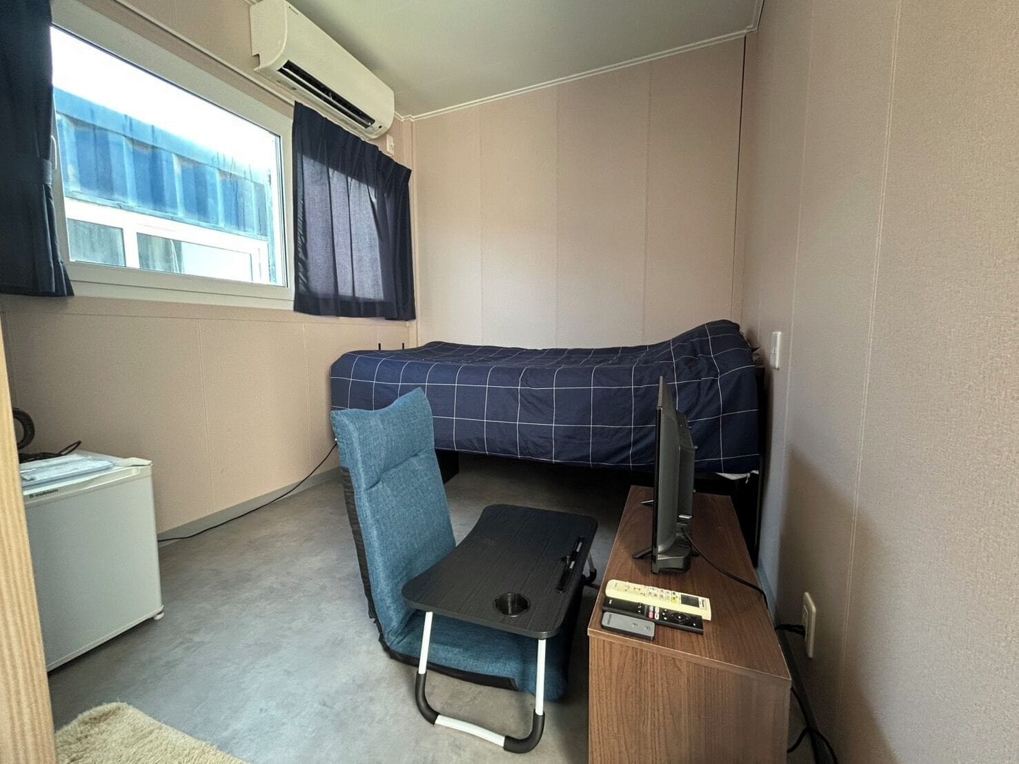 Desk, laptop workspace, free WiFi, bed sheets