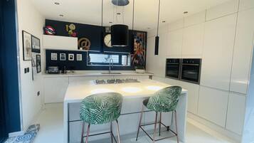 House | Private kitchen | Fridge, microwave, oven, stovetop