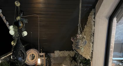 Artsy Retreat - Sleeps 8, Free Parking & Balcony