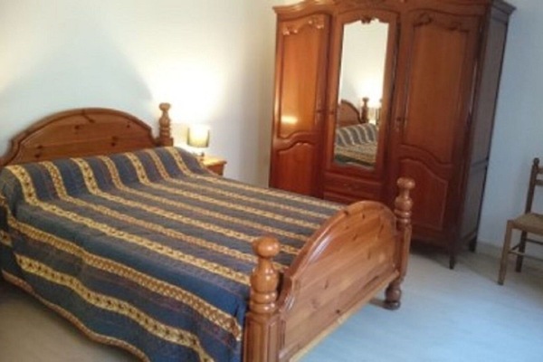 2 bedrooms, iron/ironing board, WiFi