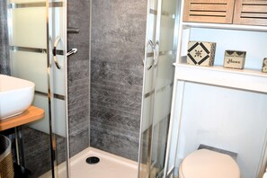 Ducha, secador de pelo, toallas