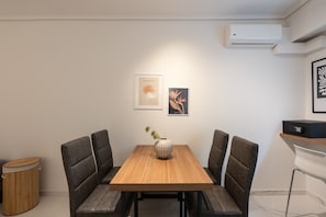 City Apartment | In-room dining