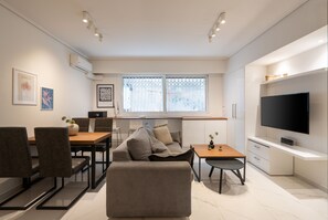 Lägenhet City | Vardagsrum | 50-tums smart-tv med kabelkanaler