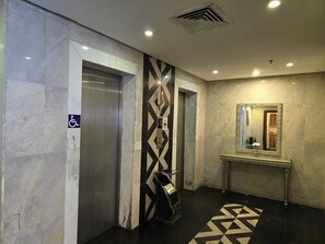 Elevator - Dar Al Wedad Serviced Apartments (Jeddah)