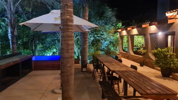 Outdoor dining - The Captain. Country Stay Near The City. Pet Friendly! (Pretoria)