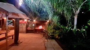 Terrace/patio - The Captain. Country Stay Near The City. Pet Friendly! (Pretoria)