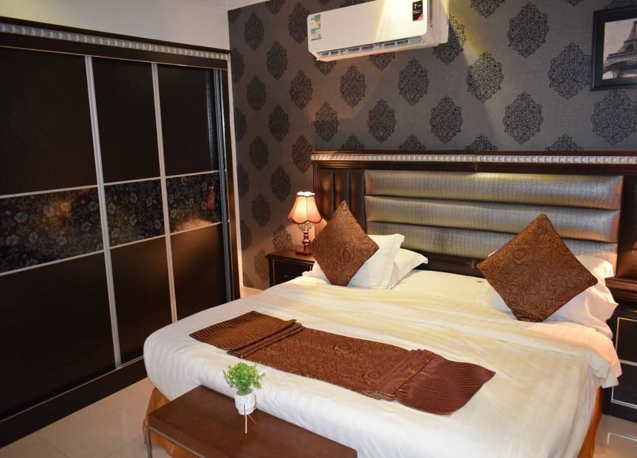 Blackout curtains, free WiFi