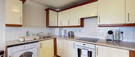 Jääkaappi, mikroaaltouuni, uuni, liesi