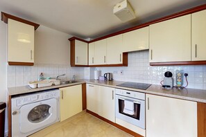 Køleskab, mikrobølgeovn, ovn, kogeplade