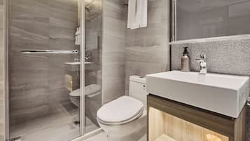 Quarto duplo superior, vista para a cidade | Banheiro | Chuveiro, ducha de hidromassagem, secador de cabelo, toalhas de banho