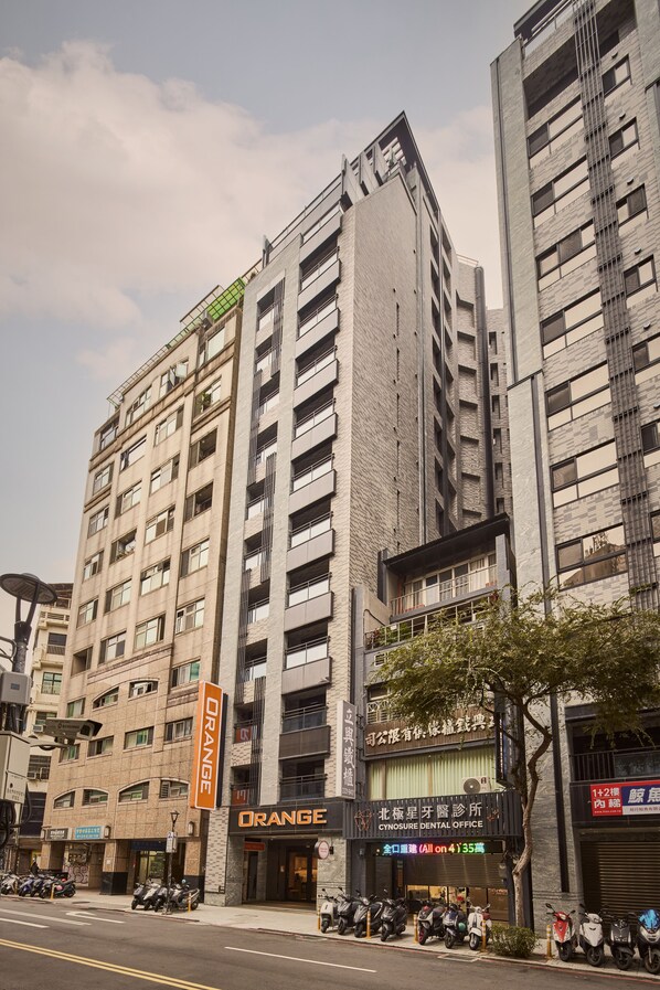 Vista frontal de la propiedad