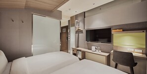 Habitación superior con 2 camas individuales, vista a la ciudad | Espacio para trabajar con laptop y tabla de planchar con plancha 