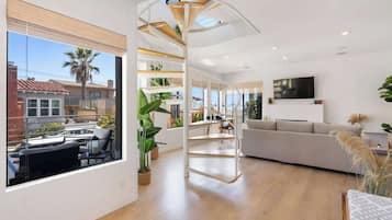 Een televisie, een open haard en videogames