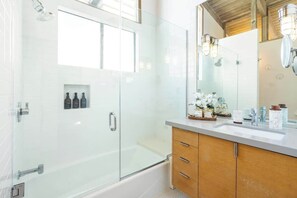 Shower, hair dryer, shampoo - Luxe Retreat Steps to Beach & Shops | Free Parking (Manhattan Beach)