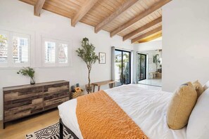 4 bedrooms, iron/ironing board, WiFi, bed sheets