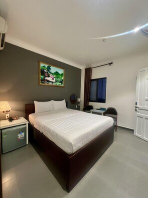 Free minibar items, desk, free WiFi, bed sheets - Hotel Dong Nhu (Ho Chi Minh City)