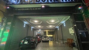 De ingang van HOTEL ĐÔNG NHU, met een bord waarop het adres staat.