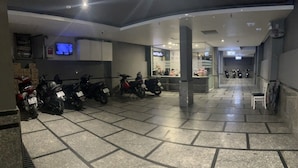 Een parkeerplaats met meerdere motorfietsen die in rijen staan.