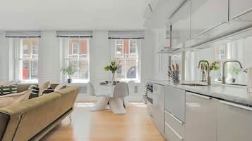 Fridge, oven, stovetop, dishwasher