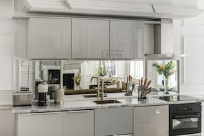 冷蔵庫、オーブン、コンロ、食器洗い機