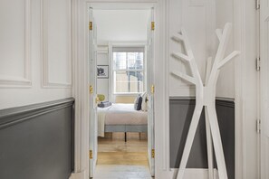 1 bedroom, iron/ironing board, travel crib, free WiFi - Stay at the Piazza! 1 Bed Covent Garden Gem! (Greater London)