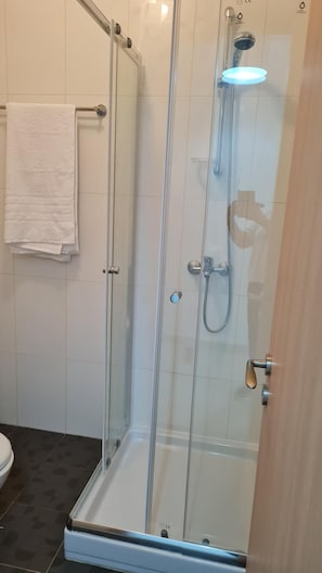 Căn hộ | Phòng tắm | Buồng tắm vòi sen, máy sấy tóc, khăn tắm 