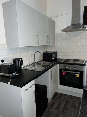 Coffee/tea maker, fridge, microwave, oven
