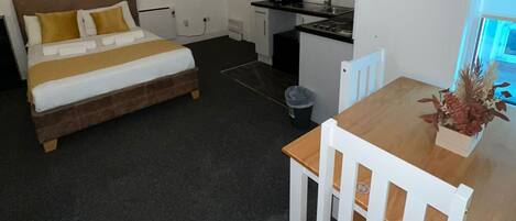 1 slaapkamer, een strijkplank/strijkijzer, gratis wifi